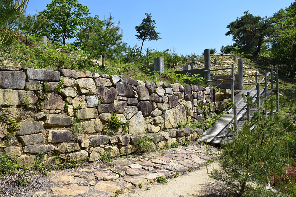 桃太郎伝説の地、鬼ノ城跡を歩く。 その7 <温羅旧跡~北門>_e0158128_17170011.jpg