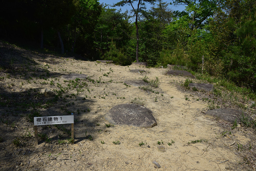 桃太郎伝説の地、鬼ノ城跡を歩く。　その８　＜礎石建物群・狼煙場・角楼跡＞_e0158128_17452232.jpg