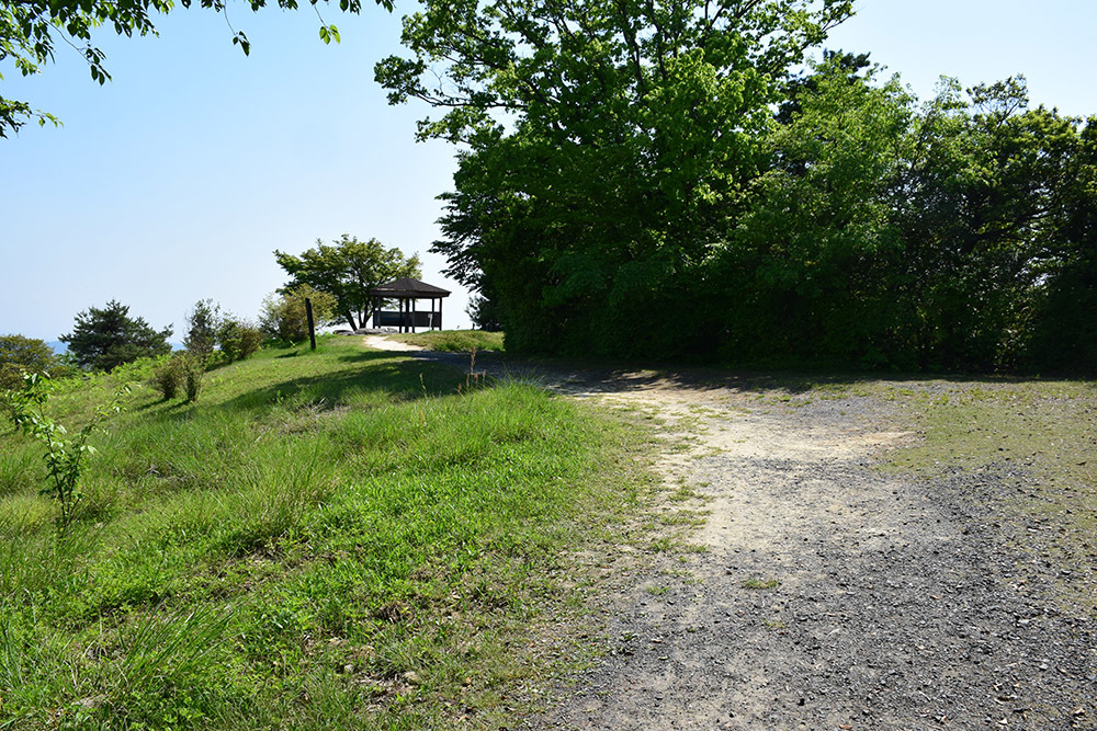 桃太郎伝説の地、鬼ノ城跡を歩く。 その8 <礎石建物群・狼煙場・角楼跡>_e0158128_17512298.jpg