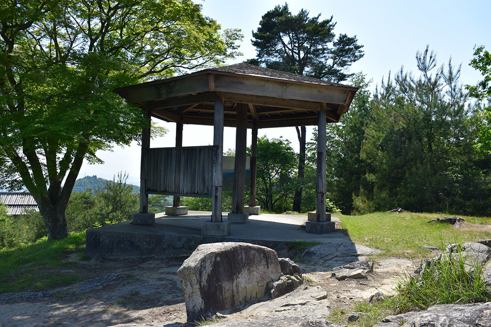 桃太郎伝説の地、鬼ノ城跡を歩く。 その8 <礎石建物群・狼煙場・角楼跡>_e0158128_17523219.jpg