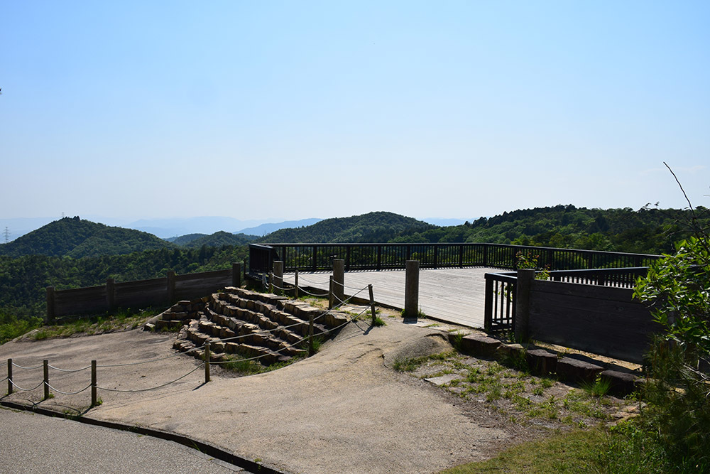 桃太郎伝説の地、鬼ノ城跡を歩く。 その8 <礎石建物群・狼煙場・角楼跡>_e0158128_18212645.jpg