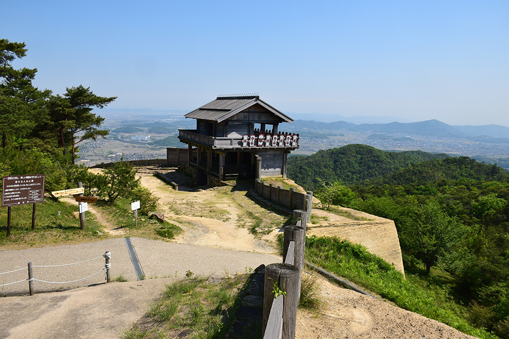 桃太郎伝説の地、鬼ノ城跡を歩く。 その8 <礎石建物群・狼煙場・角楼跡>_e0158128_18261516.jpg