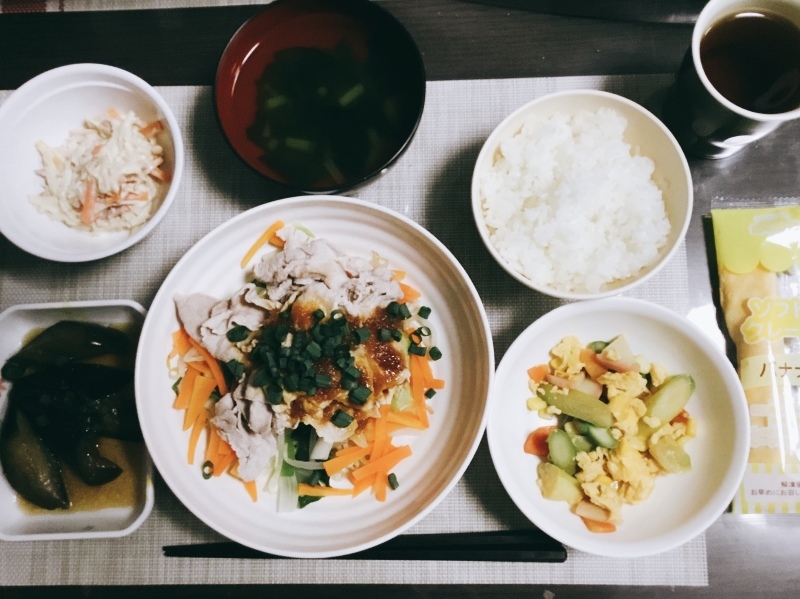 ひまわり荘 夕食 蒸し野菜の豚しゃぶのせ 春野菜のソテー 揚げナスの生姜醤油 えのきとハムのゴママヨ和え バナナクレープ 今日の献立