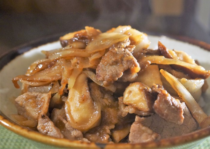 ■晩ご飯【パパっ！と５分であき流牛丼】味付けはキッコーマン生おろし醤油のみ♪_b0033423_22014557.jpg