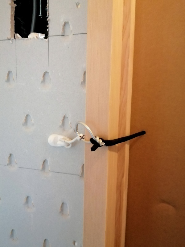 森の家 ダンボールで簡易扉 グルグルつばめ食堂