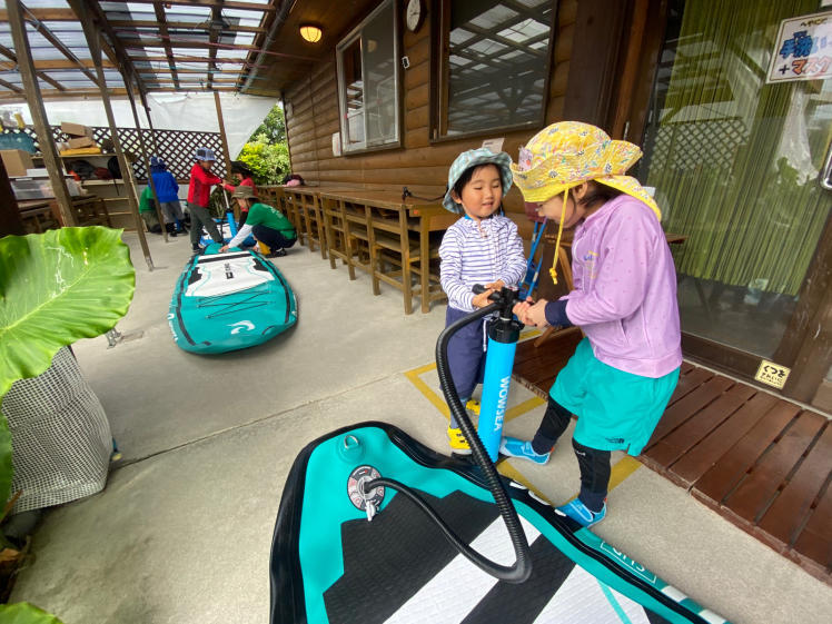 春のあおぞら学童クラブ〔3/6〕今年最初の海遊びは、SUPに乗って青い海にこぎ出そう〜!足湯に焚き火にあったまるイベントも!_d0363878_20483666.jpg