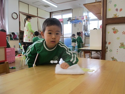 もも組 お手伝いを頑張っています!_c0212598_16151677.jpg