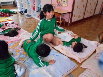 もも組 お手伝いを頑張っています!_c0212598_16152855.jpg