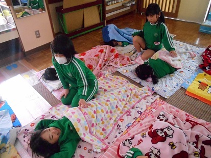 もも組 お手伝いを頑張っています!_c0212598_16152884.jpg