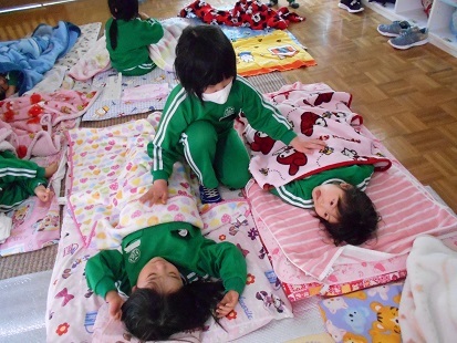 もも組 お手伝いを頑張っています!_c0212598_16152937.jpg