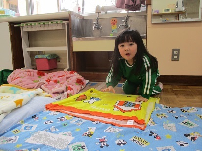 もも組 お手伝いを頑張っています!_c0212598_16154268.jpg