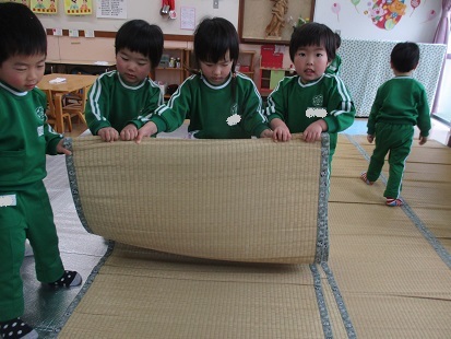 もも組 お手伝いを頑張っています!_c0212598_16155043.jpg