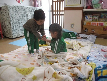 もも組 お手伝いを頑張っています!_c0212598_16155170.jpg