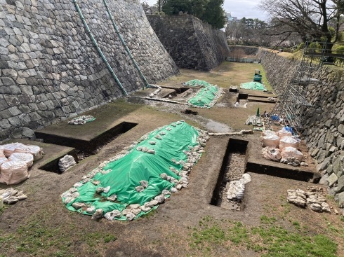 名古屋城本丸内堀発掘調査成果公開 学芸員「埋没石垣発見なら名古屋城では初」_d0011701_20024739.jpg