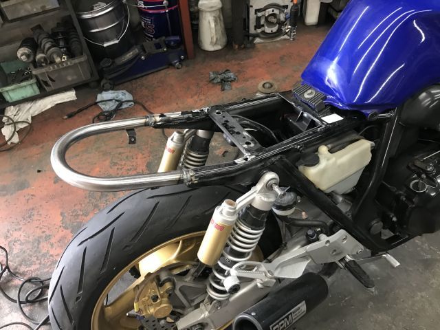 CB400SF　リアフレームループ加工＆シート取り付け_a0164918_16075021.jpg