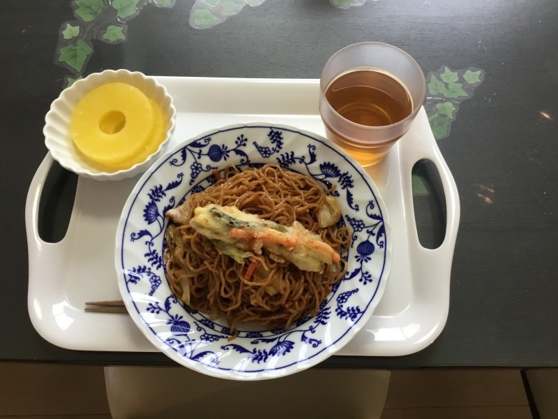 しらゆり荘 昼食 ソース焼きそば パイナップル 今日の献立 しらゆり荘 昼食 ソース焼きそば パイナップル 今日の献立