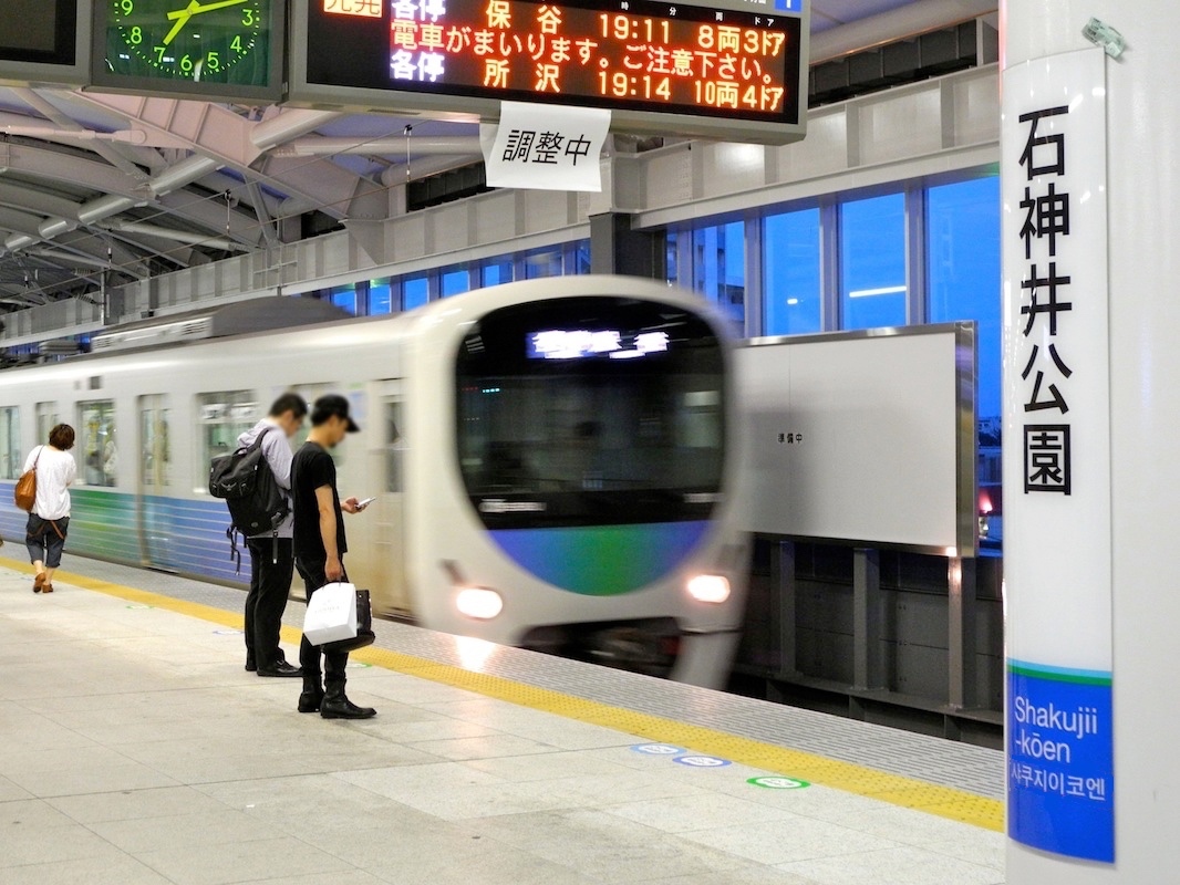 西武鉄道〜ホームの駅名板あれこれ : 黄色い電車に乗せて…