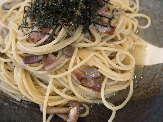 ダイニング&カフェ タイムレス その16 (パスタランチ キノコとベーコンの和風オイル)_d0153062_08322484.jpg