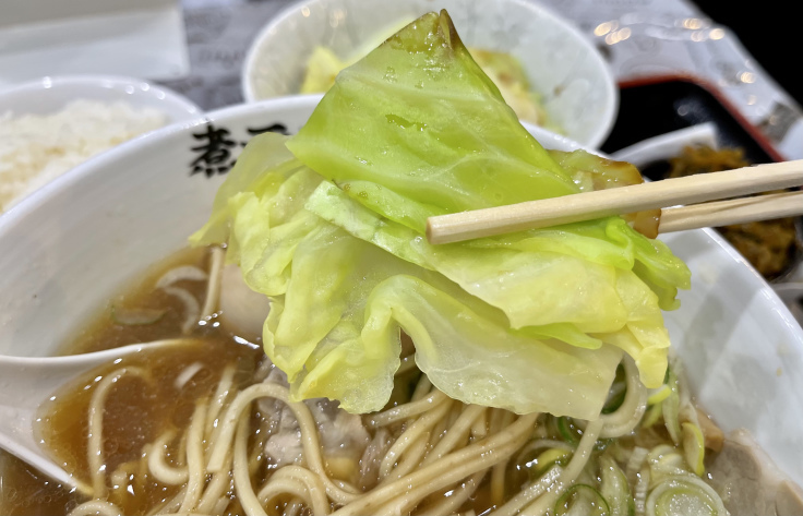 あっさり味玉ラーメンと茹でキャベツ(小ライスつき)@煮干しラーメン青樹(立川)_c0212604_12401878.jpeg