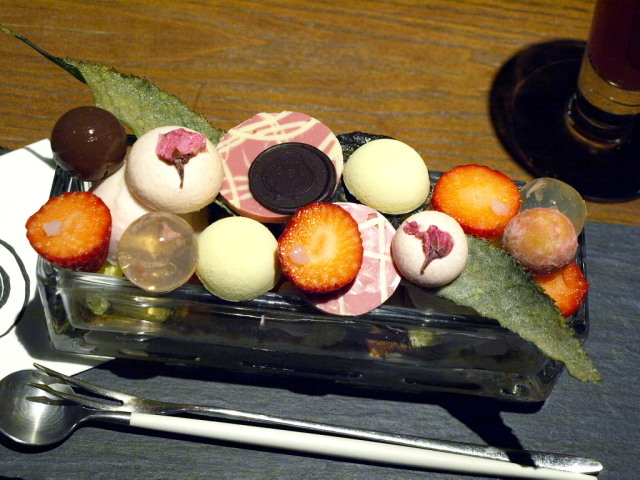 札幌 パフェテリア ミル その9(パフェ 桜ぼんぼん)_d0153062_20514415.jpg