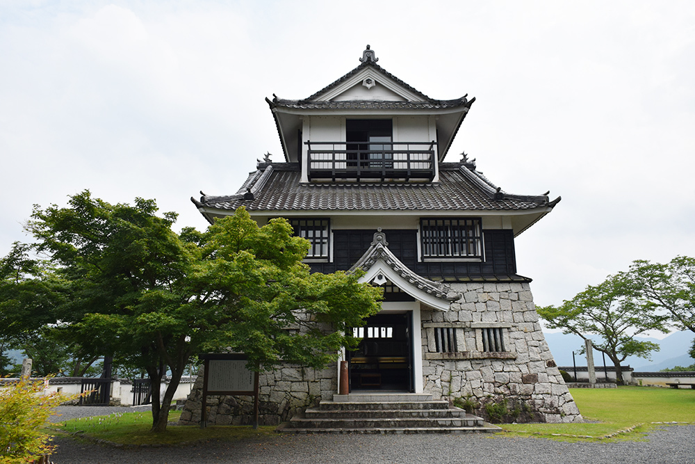 周匝茶臼山城跡を歩く。 その2 <主郭・腰曲輪・空堀>_e0158128_17233584.jpg