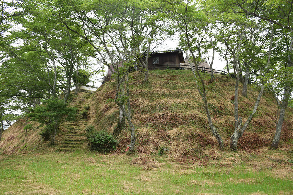 周匝茶臼山城跡を歩く。 その2 <主郭・腰曲輪・空堀>_e0158128_17574321.jpg