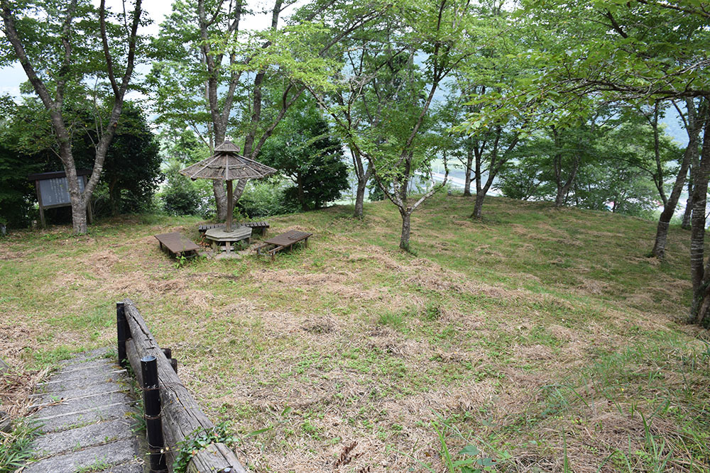 周匝茶臼山城跡を歩く。 その2 <主郭・腰曲輪・空堀>_e0158128_18231206.jpg
