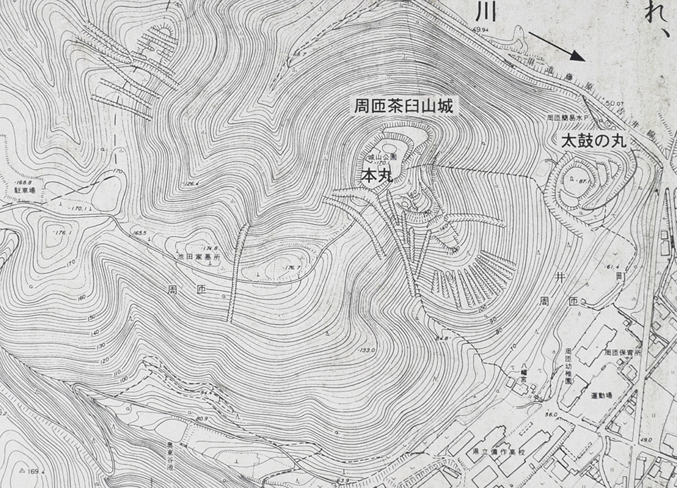 周匝茶臼山城跡を歩く。 その2 <主郭・腰曲輪・空堀>_e0158128_18281954.jpg