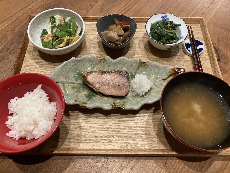 献立 ブリの塩焼き 絹さやの卵とじ 根菜の煮物 ほうれん草の胡麻和え オクラのお味噌汁 Kajuの 今日のお料理 簡単レシピ 献立 ブリの塩焼き 絹さやの卵とじ 根菜の煮物 ほうれん草の胡麻和え オクラのお味噌汁 Kajuの 今日のお料理 簡単レシピ