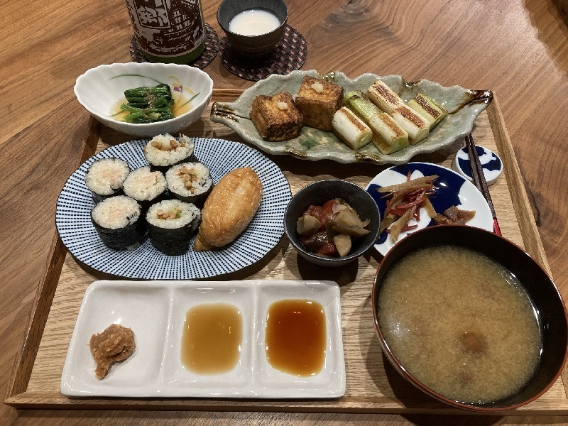 献立 納豆巻き ツナマヨ巻き いなり寿司 ほうれん草のお浸し 厚揚げ焼き 千住ねぎ焼き ゴボウと人参のきんぴら たけのこ佃煮 根菜煮物 なめこのお味噌汁 にごり酒 Kajuの 今日のお料理 簡単レシピ