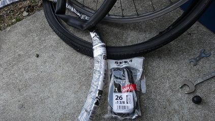 バーストした自転車タイヤの交換 双 極の調べ
