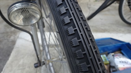 バーストした自転車タイヤの交換 双 極の調べ