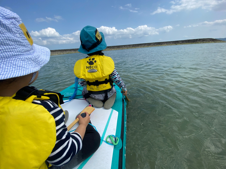 青空ようちえん〔平日〕今日はSUPに乗って2歳と3歳の海デート。穏やかな午後の海をのんびりと、たっぷりと楽しみました。_d0363878_19082733.jpg