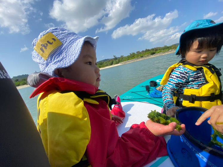 青空ようちえん〔平日〕今日はSUPに乗って2歳と3歳の海デート。穏やかな午後の海をのんびりと、たっぷりと楽しみました。_d0363878_19102040.jpg