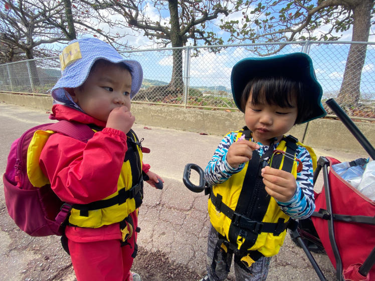 青空ようちえん〔平日〕今日はSUPに乗って2歳と3歳の海デート。穏やかな午後の海をのんびりと、たっぷりと楽しみました。_d0363878_19105790.jpg