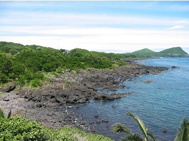 よかとこ五島市 鐙瀬溶岩海岸 島から飛び出てじゃじゃじゃじゃ ん 五島市福岡事務所ブログ