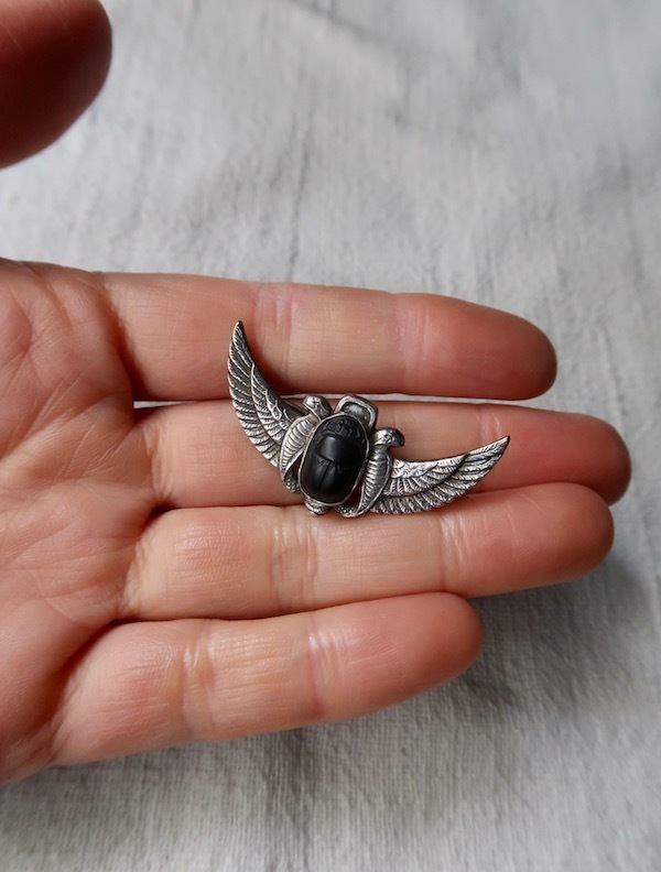 Egyptian Revival スカラベのブローチ : 満月アンティーク