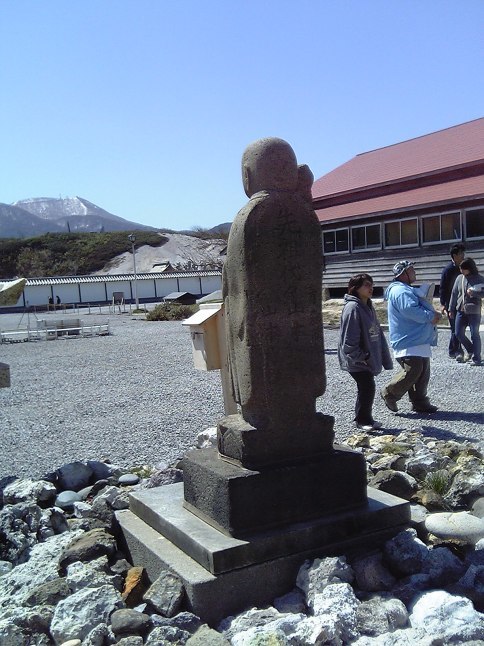 2005/5GW 青森怪所めぐり~梵珠山、三内丸山遺跡、恐山、日本中央の碑、キリストの墓、大石神ピラミッド、仏ヶ浦遠景ほか(暫定報告書)携帯デジカメ版_b0116271_16335589.jpg