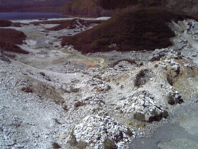 2005/5GW 青森怪所めぐり~梵珠山、三内丸山遺跡、恐山、日本中央の碑、キリストの墓、大石神ピラミッド、仏ヶ浦遠景ほか(暫定報告書)携帯デジカメ版_b0116271_16391654.jpg