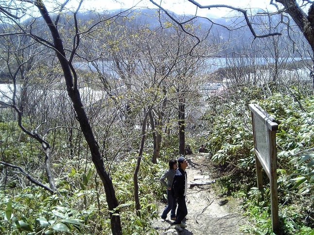 2005/5GW 青森怪所めぐり~梵珠山、三内丸山遺跡、恐山、日本中央の碑、キリストの墓、大石神ピラミッド、仏ヶ浦遠景ほか(暫定報告書)携帯デジカメ版_b0116271_16391784.jpg