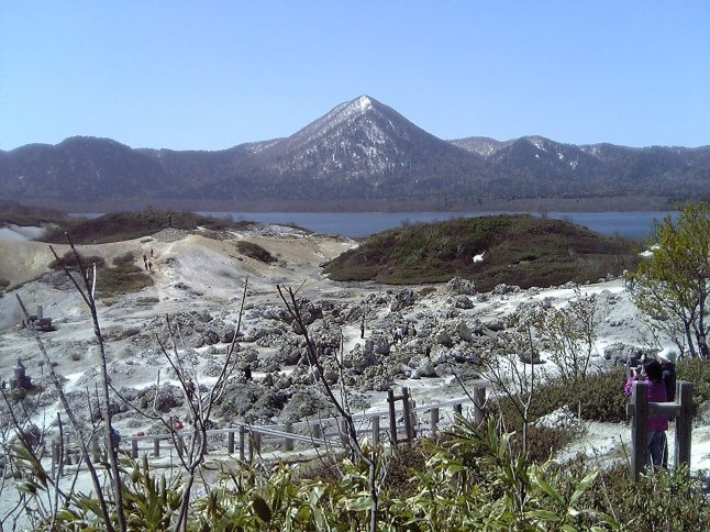 2005/5GW 青森怪所めぐり~梵珠山、三内丸山遺跡、恐山、日本中央の碑、キリストの墓、大石神ピラミッド、仏ヶ浦遠景ほか(暫定報告書)携帯デジカメ版_b0116271_16391880.jpg