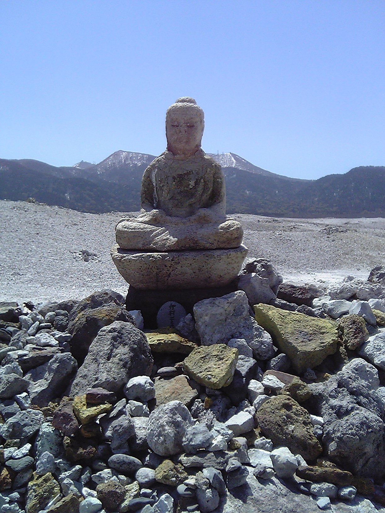 2005/5GW 青森怪所めぐり~梵珠山、三内丸山遺跡、恐山、日本中央の碑、キリストの墓、大石神ピラミッド、仏ヶ浦遠景ほか(暫定報告書)携帯デジカメ版_b0116271_16405671.jpg