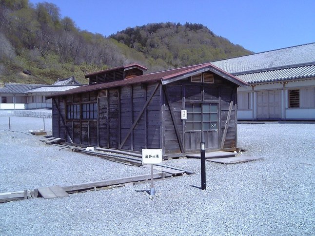 2005/5GW 青森怪所めぐり~梵珠山、三内丸山遺跡、恐山、日本中央の碑、キリストの墓、大石神ピラミッド、仏ヶ浦遠景ほか(暫定報告書)携帯デジカメ版_b0116271_16425754.jpg