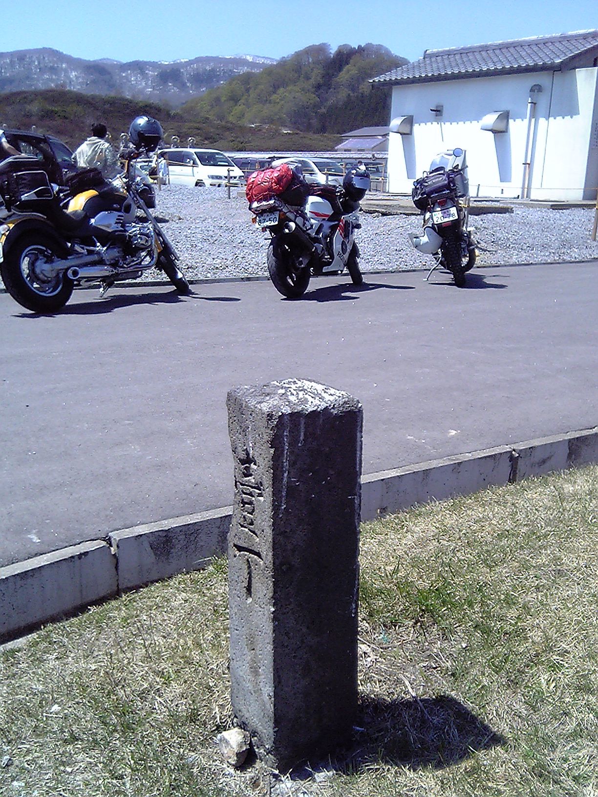 2005/5GW 青森怪所めぐり~梵珠山、三内丸山遺跡、恐山、日本中央の碑、キリストの墓、大石神ピラミッド、仏ヶ浦遠景ほか(暫定報告書)携帯デジカメ版_b0116271_16521908.jpg