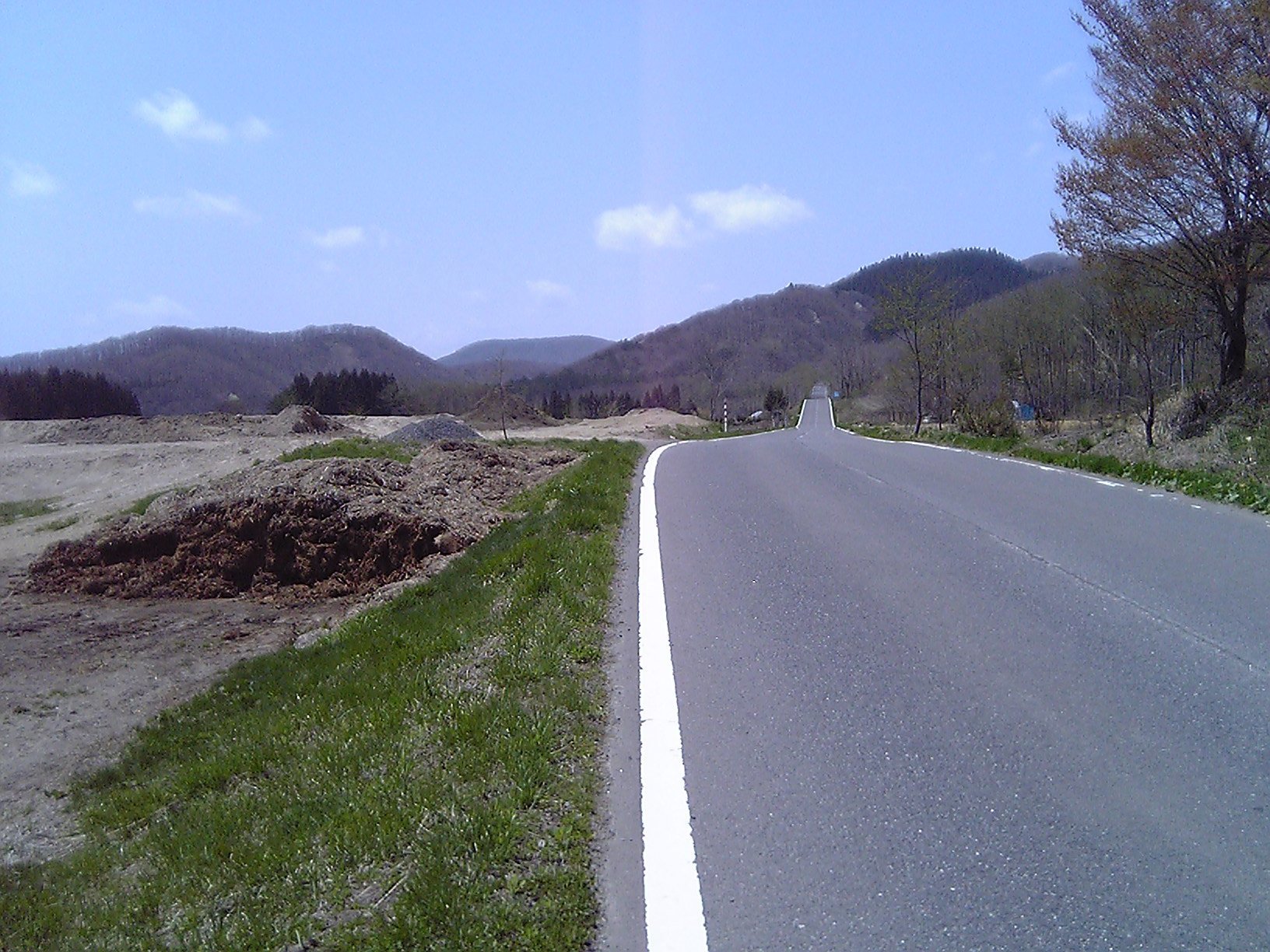 2005/5GW 青森怪所めぐり~梵珠山、三内丸山遺跡、恐山、日本中央の碑、キリストの墓、大石神ピラミッド、仏ヶ浦遠景ほか(暫定報告書)携帯デジカメ版_b0116271_17115720.jpg
