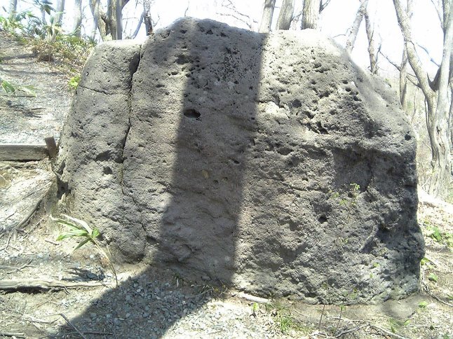 2005/5GW 青森怪所めぐり~梵珠山、三内丸山遺跡、恐山、日本中央の碑、キリストの墓、大石神ピラミッド、仏ヶ浦遠景ほか(暫定報告書)携帯デジカメ版_b0116271_17144156.jpg
