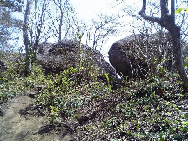 2005/5GW 青森怪所めぐり~梵珠山、三内丸山遺跡、恐山、日本中央の碑、キリストの墓、大石神ピラミッド、仏ヶ浦遠景ほか(暫定報告書)携帯デジカメ版_b0116271_17262836.jpg