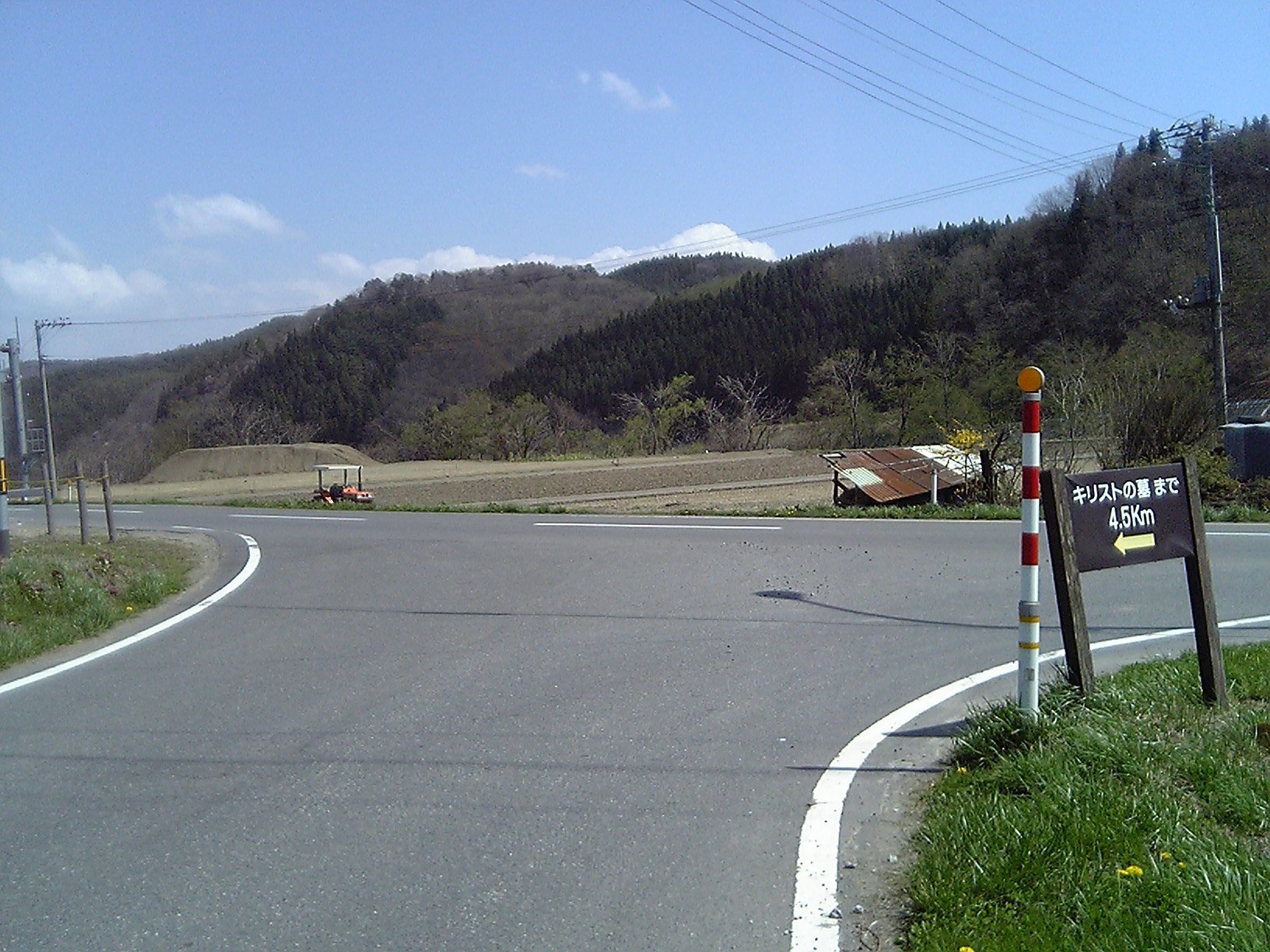 2005/5GW 青森怪所めぐり~梵珠山、三内丸山遺跡、恐山、日本中央の碑、キリストの墓、大石神ピラミッド、仏ヶ浦遠景ほか(暫定報告書)携帯デジカメ版_b0116271_17345290.jpg