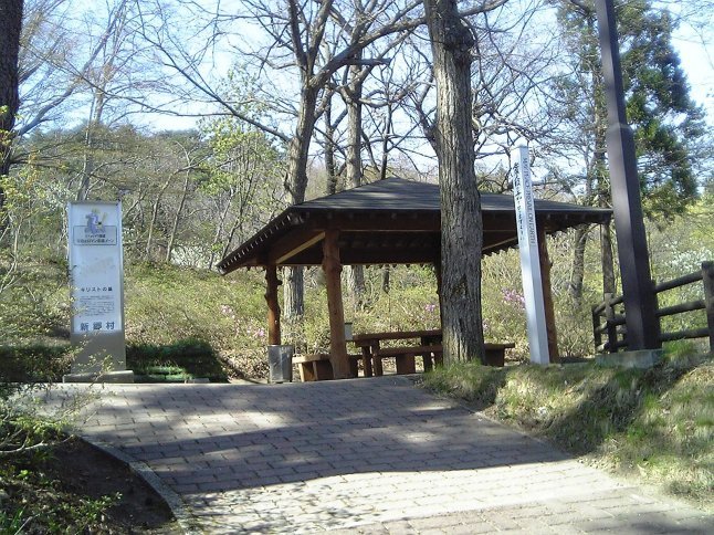 2005/5GW 青森怪所めぐり~梵珠山、三内丸山遺跡、恐山、日本中央の碑、キリストの墓、大石神ピラミッド、仏ヶ浦遠景ほか(暫定報告書)携帯デジカメ版_b0116271_17362767.jpg