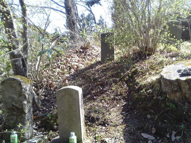 2005/5GW 青森怪所めぐり~梵珠山、三内丸山遺跡、恐山、日本中央の碑、キリストの墓、大石神ピラミッド、仏ヶ浦遠景ほか(暫定報告書)携帯デジカメ版_b0116271_17383398.jpg